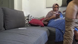 مصرية تتصل بالشرطة بعد أن أظهر لها رجل عضوه الذكري الكبير