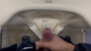 【既婚リーマン】ピクニックの途中で性欲を抑えられずトイレに駆け込みました！大量射精！！