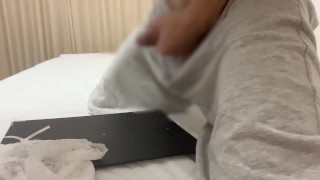 日本人大学生が下着の匂いを嗅ぎながらオナニー