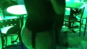 En el bar muy caliente