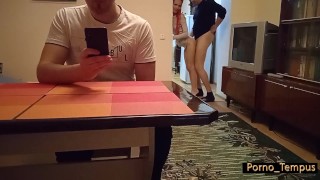 Рискованный секс. Меня трахают рядом с ничего не подозревающим мужем – porno_tempus