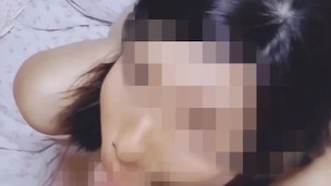 舌上射精される妻　笑顔とピースきめながら舌上射精された精子をごっくんと飲み干す