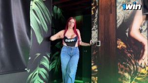 Error en mi reserva me lleva hasta la habitación de un extraño al que le termino chupando la verga