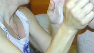 I squeezed my husband’s balls and he gave me a huge cum in my pussy