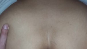 La hija de mi amigo me invita a su casa para cogermela por su gran culo