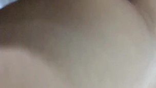 Le levanto la falda para penetrarla, colegiala folla con su mejor amigo