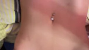 Le pongo en cuatro a la prima de mi novia por seducirme en fiesta familiar grita como puta