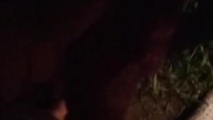 Moglie vogliosa mi fa una sega nel parco pubblico