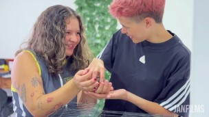 NO TENGO AMIGOS! Una desconocida me chupa las tetas en mi casa