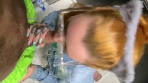 Ruiva gostosa é pega de surpresa no elevador e acaba caindo de boca antes de levar piroca na buceta