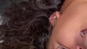 Chica follada en el coche parking publico