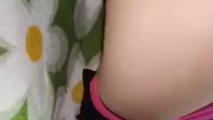 عذراء صغيرة تعطيني مؤخرتها الصغيرة وأنا أضاجعها بشدة لدرجة أنها تبدأ في التأوه والصراخ😈