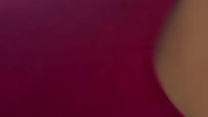 Elle me suce au réveil et je joui sur son jean