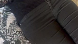 Il enfonce doucement sa bite dans ma bouche et jouit sur mon visage