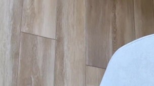 J aime me mettre à genoux et lui sucer la bite