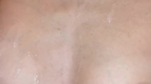 Je le suce pour avoir du sperme sur mes petits seins