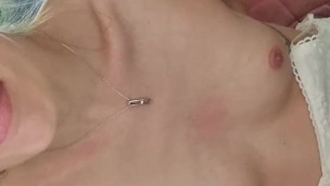 Je viens jouir sur ses petits seins pendant qu elle commande sur internet