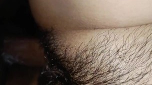 Me follo a una latina cachonda de vagina peluda, en casa de su marido.